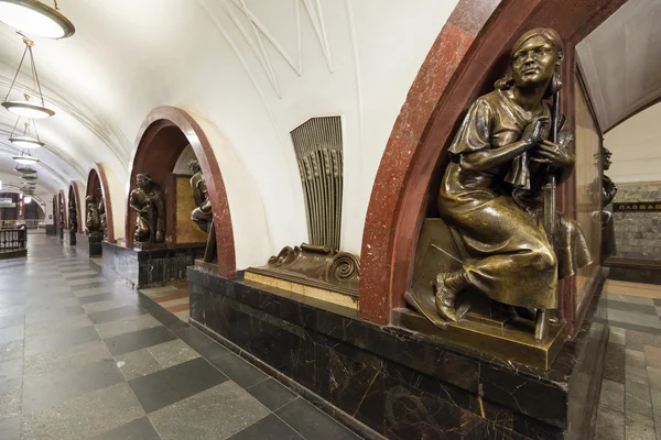 A estação de metro Ploschad Revolyutsii em Moscovo, Rússia — Fotografia de Stock