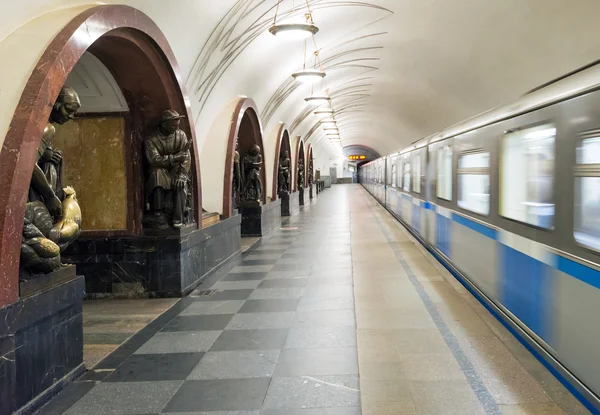 モスクワ、ロシアで地下鉄駅プロスカッド revolyutsii で列車します。 — ストック写真