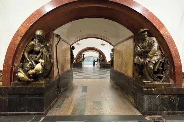 A estação de metro Ploschad Revolyutsii em Moscovo, Rússia — Fotografia de Stock