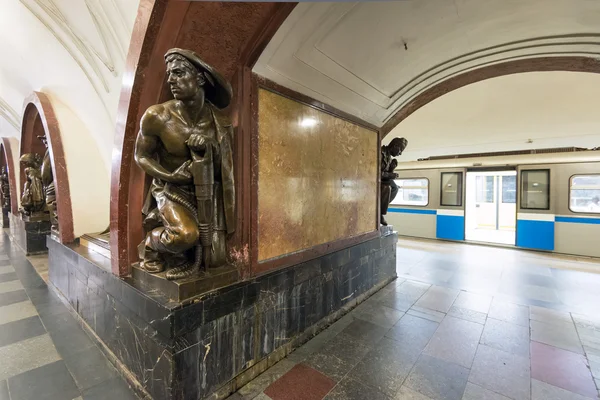 La estación de metro Ploschad Revolutsii en Moscú, Rusia —  Fotos de Stock