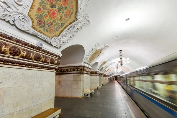 Träna på tunnelbanestationen kievskaya i Moskva, Ryssland — Stockfoto