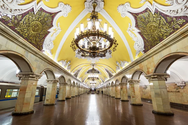Pociąg na stacji metra Komsomolskaja w moscow, Federacja Rosyjska Zdjęcie Stockowe