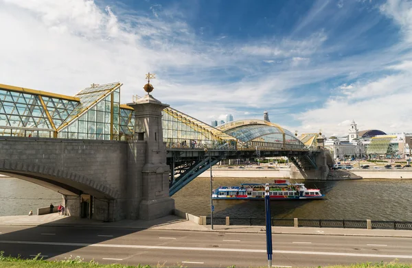 Mo の kievsky 鉄道駅の近くに bogdan フメリニツキー橋 — ストック写真