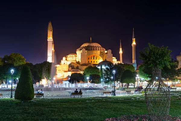 Uitzicht op het hagia sophia's nachts in Istanboel, Turkije — Stockfoto