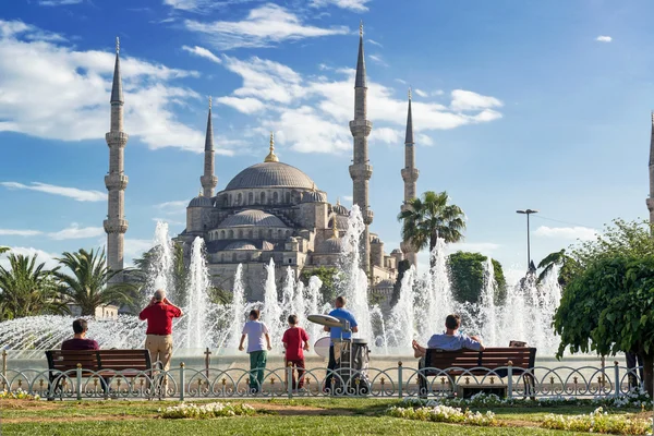 游客欣赏的喷泉和蓝色清真寺是 — 图库照片