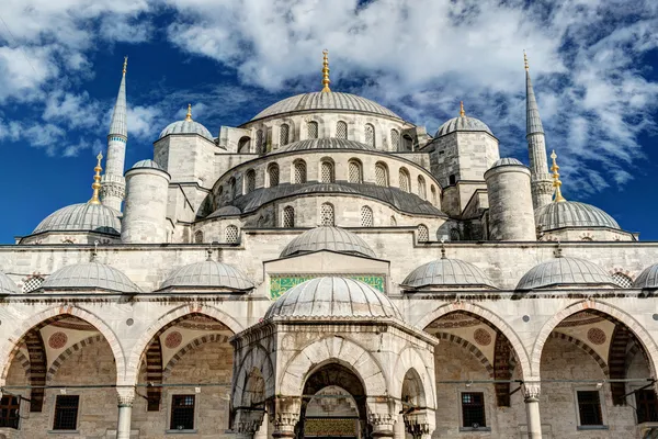 Pohled na Modrou mešitu (sultanahmet camii) v Istanbulu, Turecko — Stock fotografie