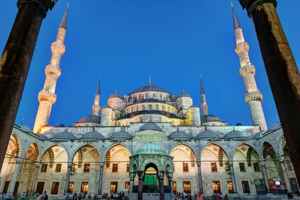 Geceleri cephe Mavi Cami İstanbul, Türkiye — Stok fotoğraf