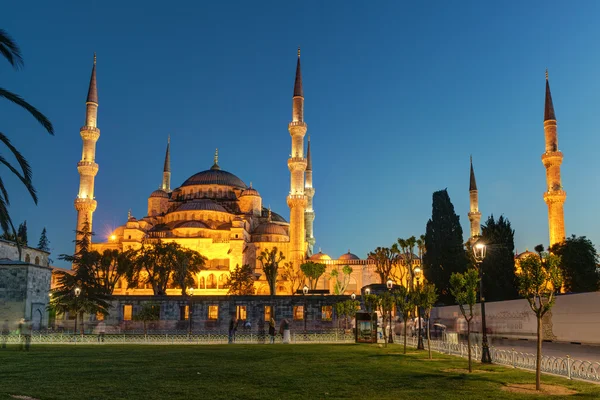 Uitzicht op de blauwe moskee 's nachts in Istanboel, Turkije — Stockfoto