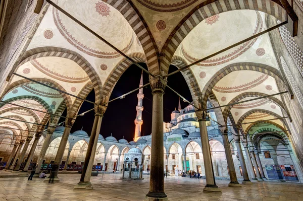 Innergården av Blå moskén på natten i istanbul, Royaltyfria Stockfoton