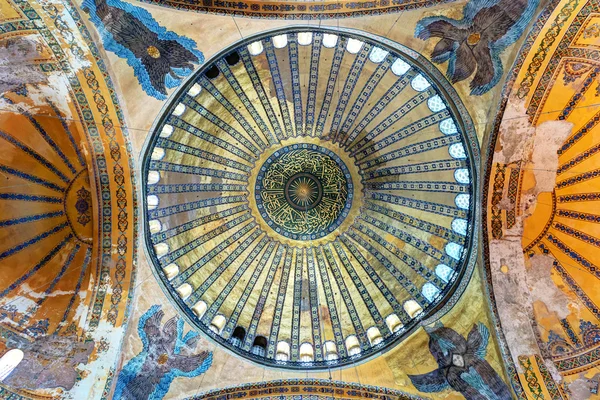 De centrale koepel van de hagia sophia van binnenuit. Istanbul, — Stockfoto