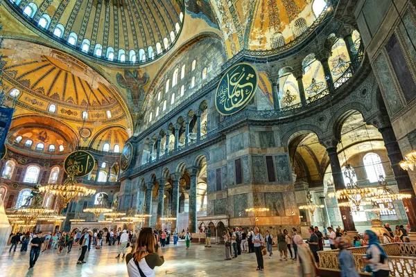 Wisatawan mengunjungi Hagia Sophia di Istanbul, Turki — Stok Foto