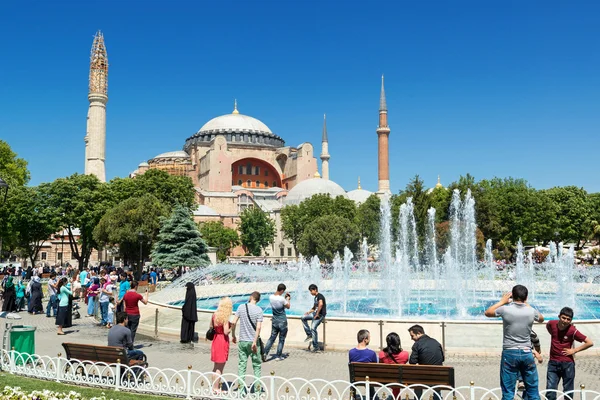 Toeristen lopen naast hagia sophia in istanbul, Turkije — Stockfoto