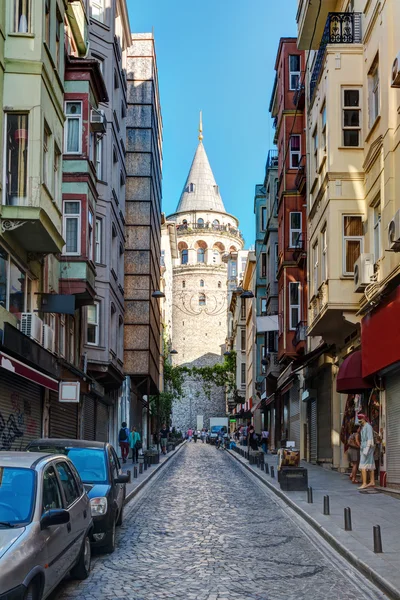 通りからは、イスタンブールのガラタ塔のビュー — ストック写真