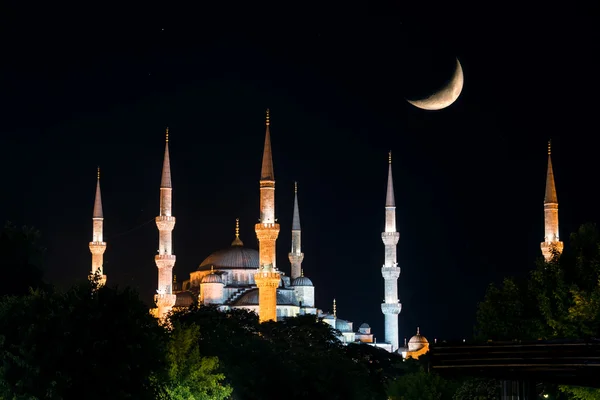 Вид на Блакитну мечеть (Султанахмет camii) на ніч в Стамбул, Туреччина — стокове фото