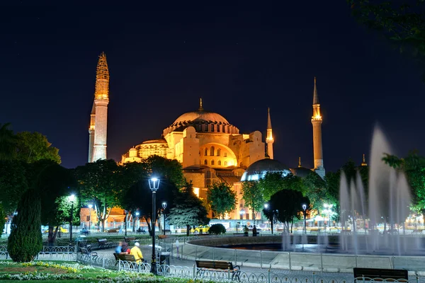 View of the Hagia Sophia at night in Istanbul, Turkey — Stock Photo, Image
