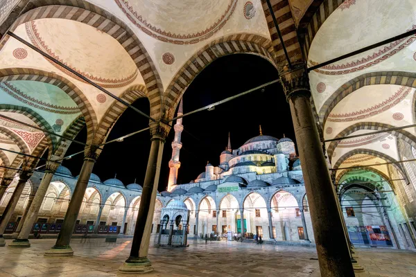 晚上在伊斯坦布尔蓝色清真寺内庭院 — 图库照片