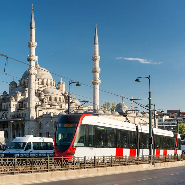 Ένα σύγχρονο τραμ στην Κωνσταντινούπολη, Τουρκία — Φωτογραφία Αρχείου