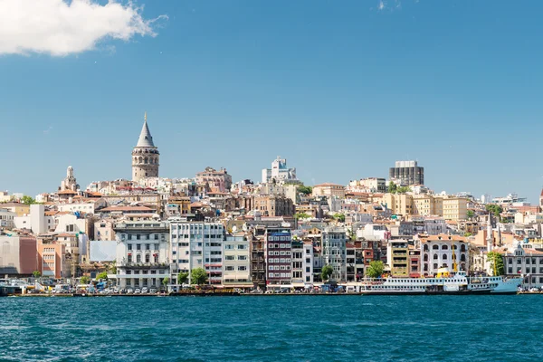 Panoráma s Galatské věže nad Zlatý roh v Istanbulu — Stock fotografie