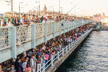 istanbul'da galata Köprüsü'nde balıkçılar ve turist vardır