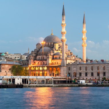istanbul'da gece galata Köprüsü yakınlarında Camii