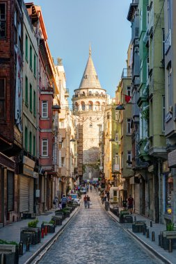 galata Kulesi İstanbul, Türkiye'nin eski dar sokak görünümü