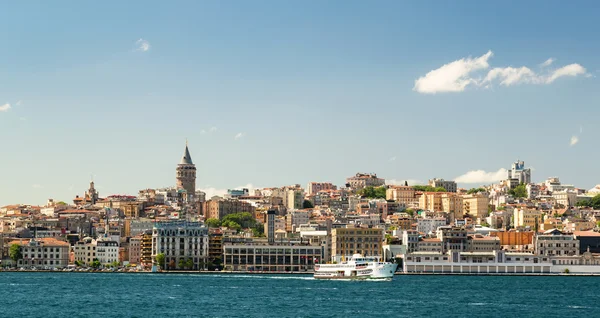 Panoráma s Galatské věže nad Zlatý roh v Istanbulu — Stock fotografie