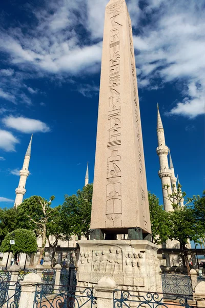 Obelisk theodosius a minarety v Istanbulu — Stock fotografie