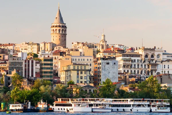 Фабрегас с Галатской башней на закате в Стамбуле — стоковое фото