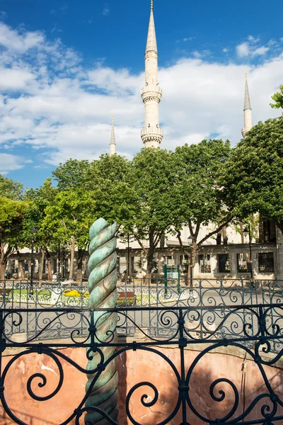Colonne du serpent et minarets de la mosquée bleue à Istanbul, Turquie . — Photo