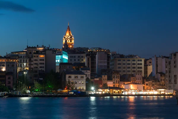 Blick auf Galata-Viertel mit Galata-Turm bei Nacht in Istanbul — Stockfoto
