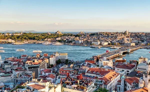 Pohled na Zlatý roh a staré části Istanbulu při západu slunce — Stock fotografie