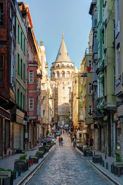 Vista de la antigua calle estrecha con la Torre Galata en Estambul, Turquía —  Fotos de Stock