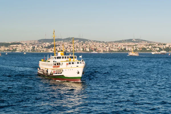 Туристическая лодка плавает вдоль Босфора на фоне — стоковое фото