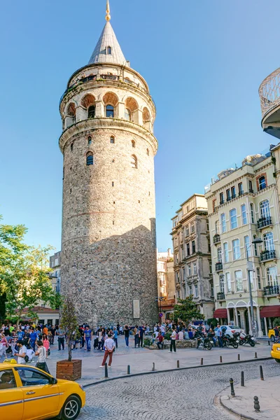 Turistas visitam a Torre de Galata em 26 de maio de 2013 em Istambul — Fotografia de Stock
