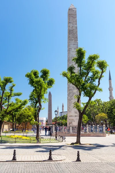 Turisté navštíví starověké hipodromu v Istanbulu, Turecko — Stock fotografie