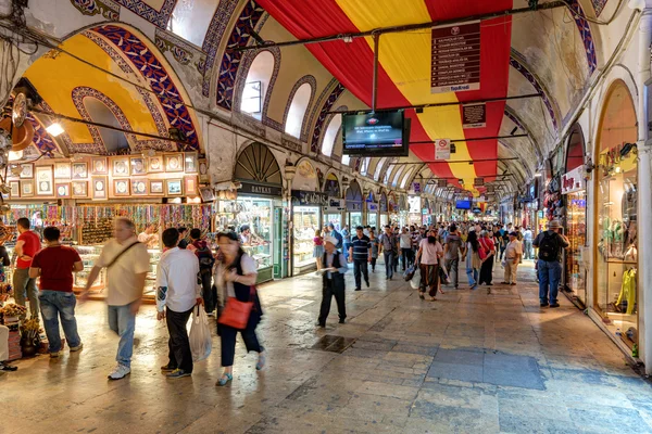 游客在土耳其伊斯坦布尔的大市集 — 图库照片