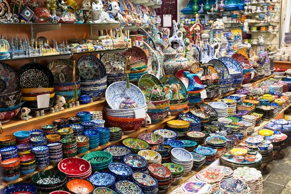 Turkish ceramics on the Grand Bazaar in Istanbul — Stock Photo, Image