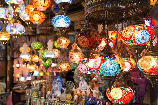 在伊斯坦堡的大市集出售的多彩土耳其灯笼 — 图库照片