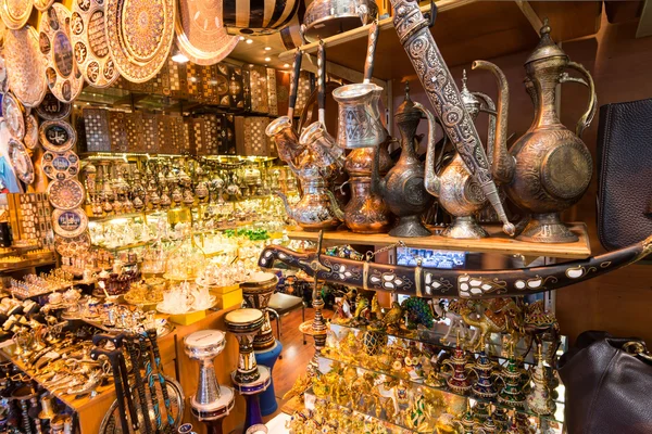 A variety of oriental items offered for sale at the Grand Bazaar — Stock Photo, Image