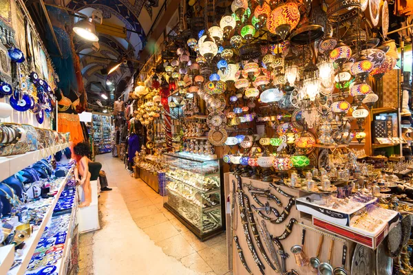 Binnen de grote bazaar in Istanboel, Turkije — Stockfoto