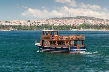 turistik gemi istanbul'da boğaz boyunca yüzüyor.