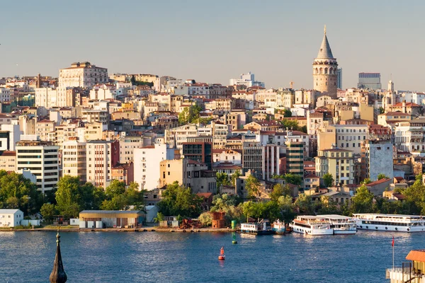 Pohled na čtvrti galata při západu slunce v Istanbulu — Stock fotografie
