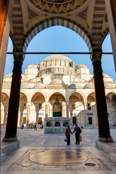 Vnitřní nádvoří suleymaniye mešita v Istanbulu, Turecko — Stock fotografie