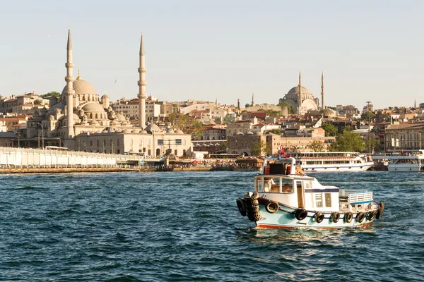 Fishing boat sails on the Golden Horn in Istanbul, Turkey — Stock Photo, Image