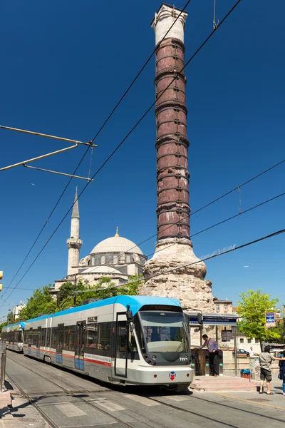 El tranvía se detuvo en la columna de Constantino en Estambul —  Fotos de Stock