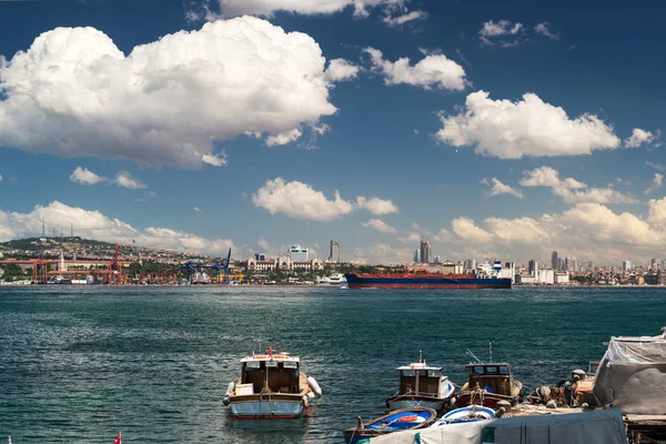 Beaux nuages sur le Bosphore, Istanbul, Turquie — Photo