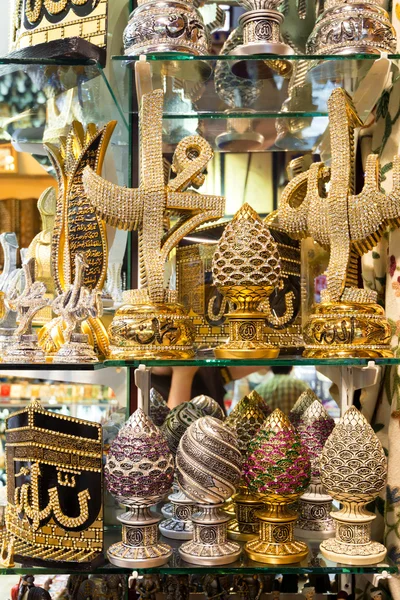 A variety of luxury gifts offered for sale at the Grand Bazaar i — Stock Photo, Image