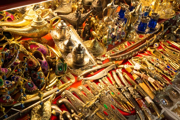 Různé orientální zboží nabízené k prodeji na velký bazar — Stock fotografie