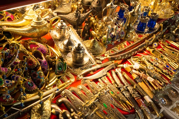 Eine Vielzahl orientalischer Artikel, die auf dem großen Basar zum Verkauf angeboten werden — Stockfoto