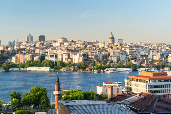 Blick auf das Golgen Horn und Galata Viertel bei Sonnenuntergang, Istanbul — Stockfoto